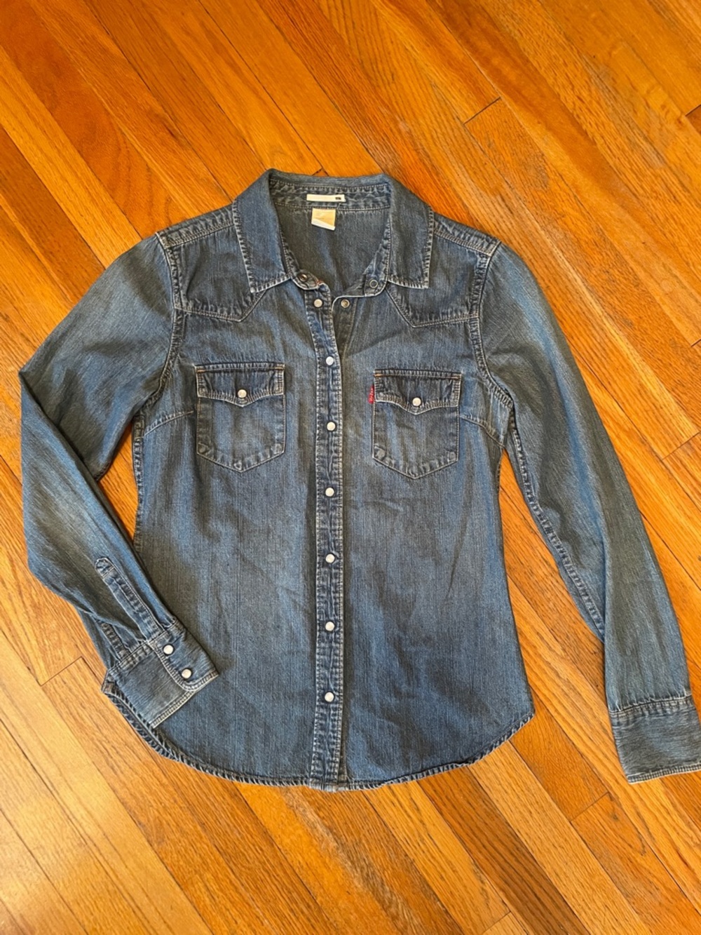 LEVI’S Women’s Pearl Snap Denim Western Coastal Cowgirl Rodeo Medium Blue Shirt
